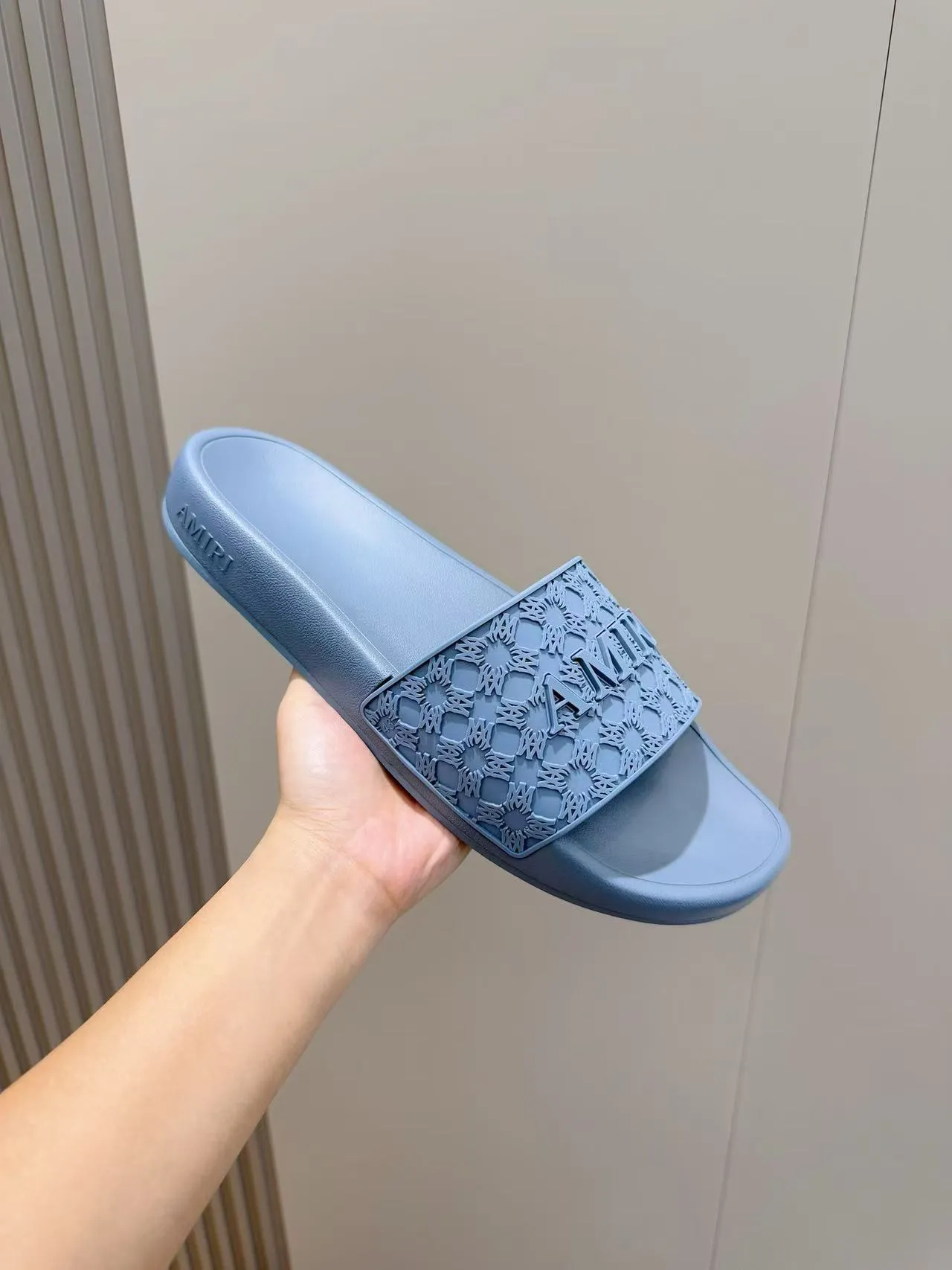 [AMIRI* Emil] P: 300💰 Size: 39-45 Official website new original 1:1 AMIRI* Emil classic men's slippers, high-end boutique, original material, TPU upper, foam bottom, fine workmanship, casual, loose and comfortable, a must-have in summer.